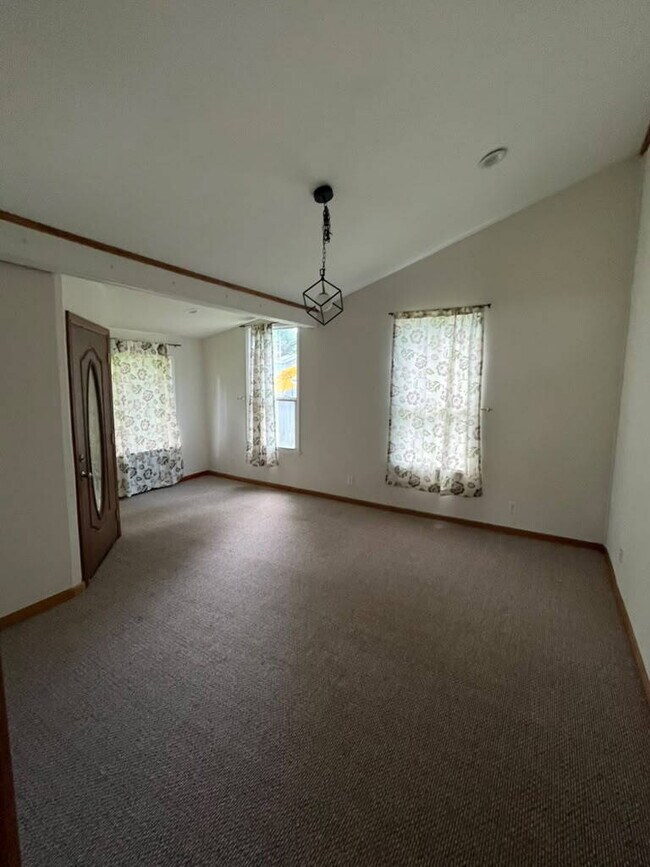 Building Photo - "Spacious 3 Bedroom/2 Bath Home in Florissant!"  Available for Move-In on 8/15/2026