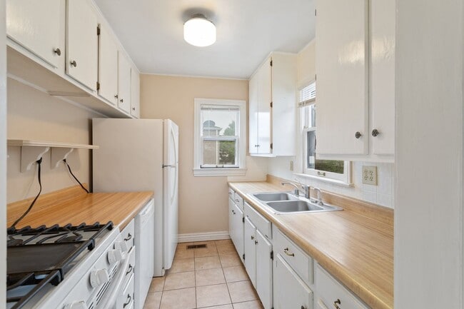 Building Photo - Centrally-Located Bungalow Available NOW!