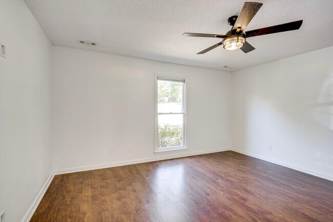 Building Photo - 1054 Hickman Rd