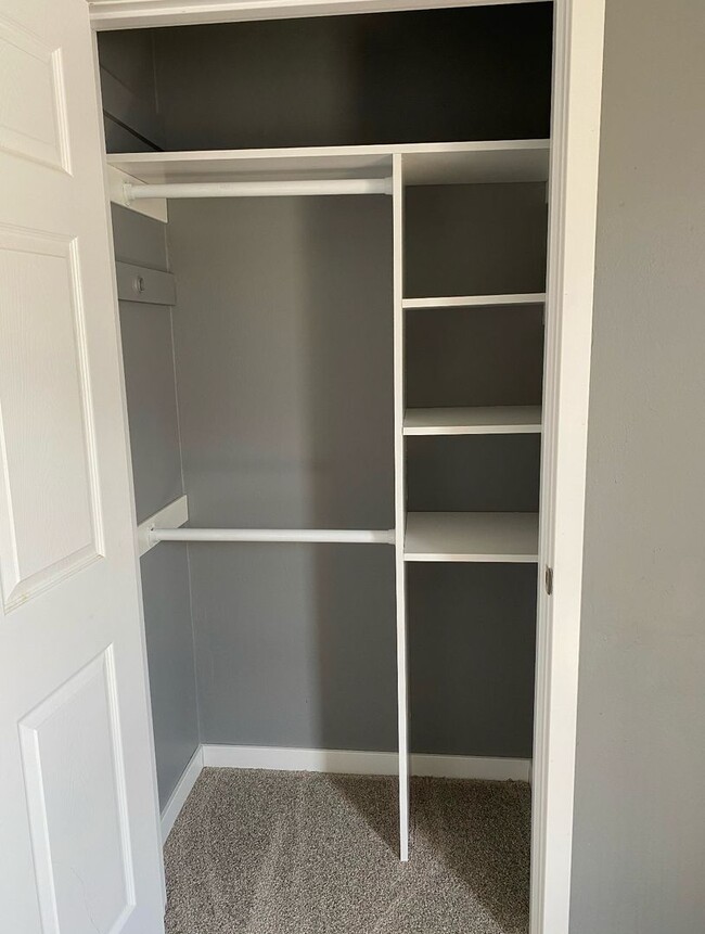 Building Photo - 2 bedroom 1 bathroom, pet friendly house.