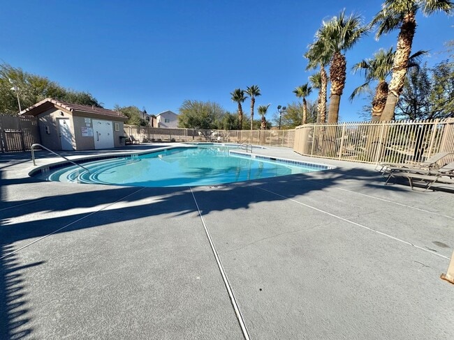 Building Photo - CHARMING 2 BEDROOM CONDO IN GATED COMMUNITY