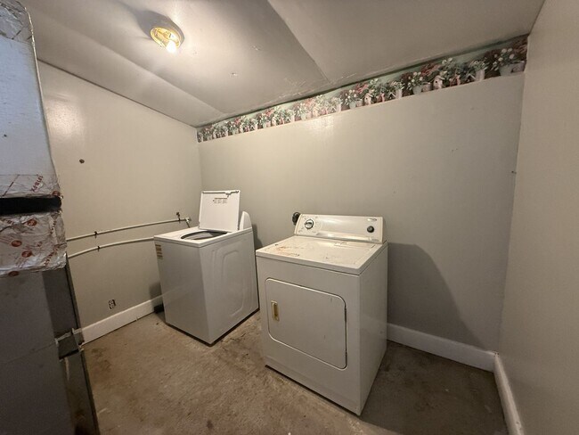 Building Photo - 2 Bed House w/ Ramp Access and Fenced in Back Yard + Walk In Shower