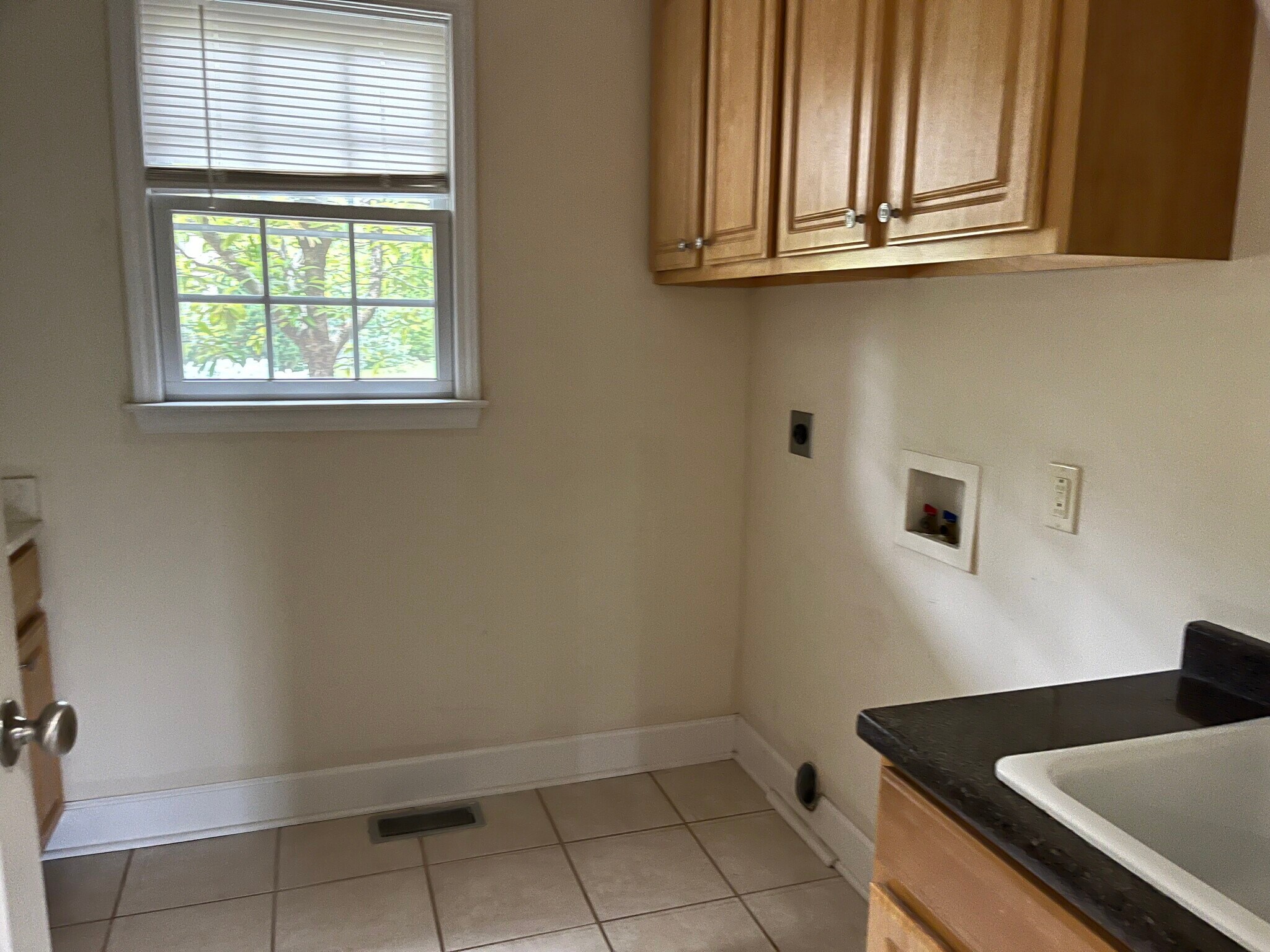 Building Photo - 2 Larchmont Ln