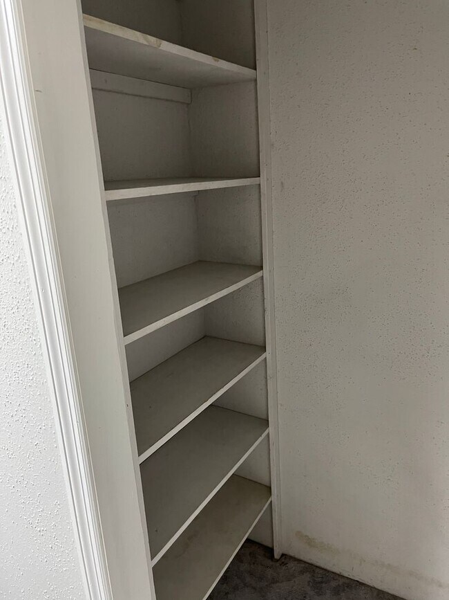 Building Photo - Available December 21st! SPACIOUS & PET FR...