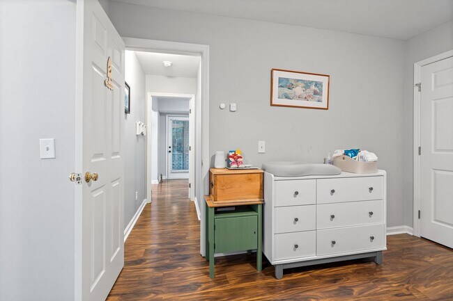 Building Photo - 3 Bedroom 2 Bath Chapel Hill Home - Availa...