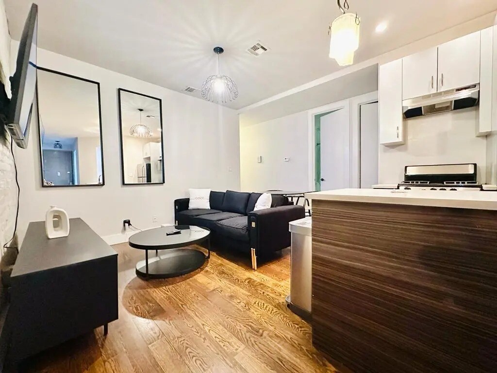 Building Photo - Furnished room/NOT APARTMENT