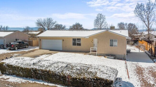 Building Photo - 3 Bed Home in Pueblo West with huge yard!