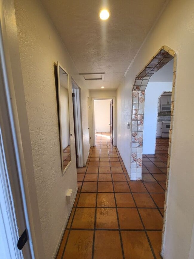 Building Photo - Charming 2 bedroom 1 bathroom