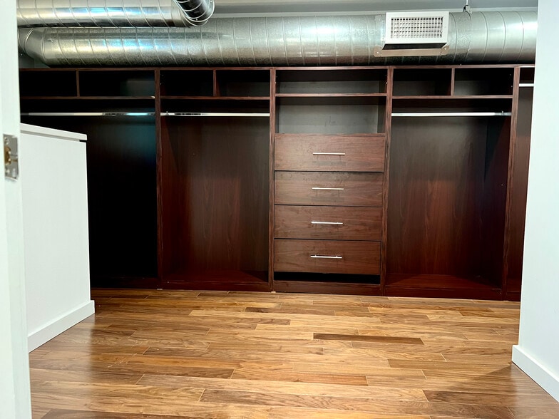 Primary LARGE walk-in closet - 4215 Glencoe Ave