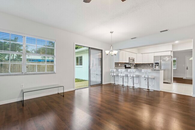 Building Photo - 353 Shirley Ave