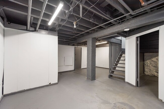 Building Photo - STUNNING 4 BEDROOM IN SHERADEN! SPACIOUS R...