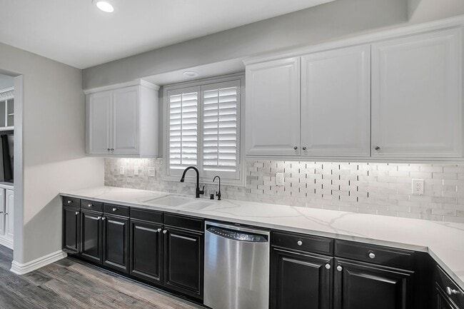Building Photo - Gorgeous 5 Bedroom Home Behind the Gates i...