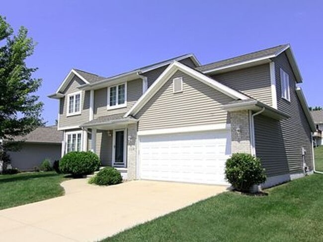 Building Photo - Great NE location -  4 bedroom 2.5 bath with attached 2 stall garage. Close to shopping & restaur...