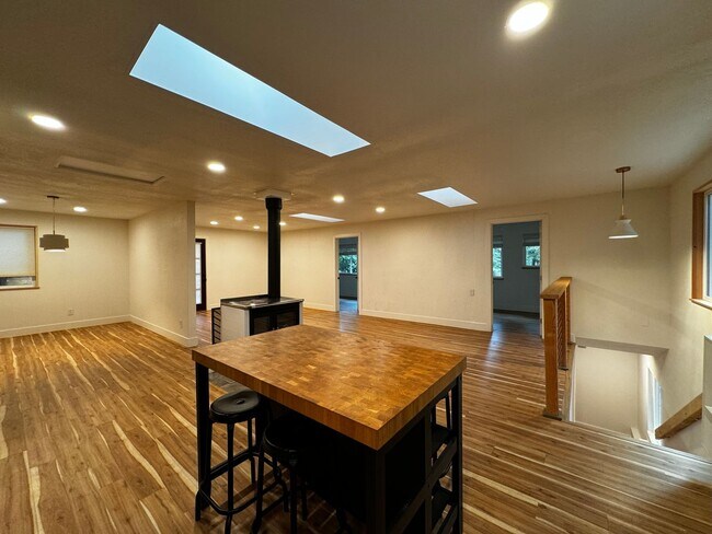 Building Photo - 1604 Square foot modern multi level home minutes from Occidental, storage, primary suite, large y...