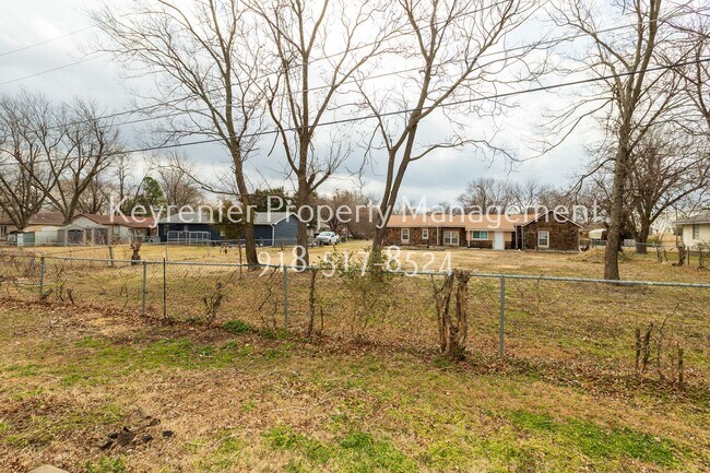 Building Photo - 1421 W Lillian St