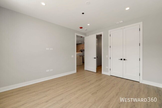 Building Photo - 2354 W Polk St