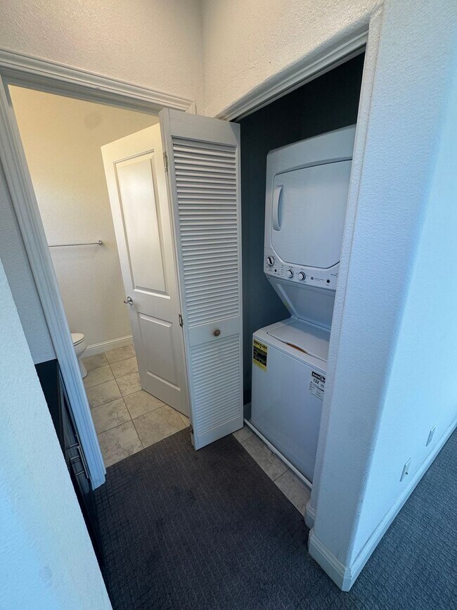 Building Photo - 3 bedroom | 3.5 bathroom | Davis Single Fa...