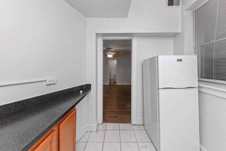 Building Photo - 3727 N Pine Grove Ave