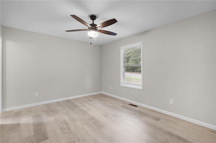 Building Photo - 135 Holly Creek Dr