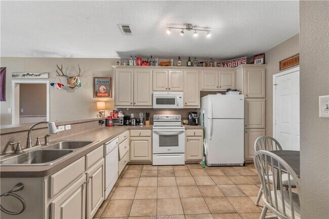 Building Photo - Available August 2026! Spacious 4 Bed House in South College Station!