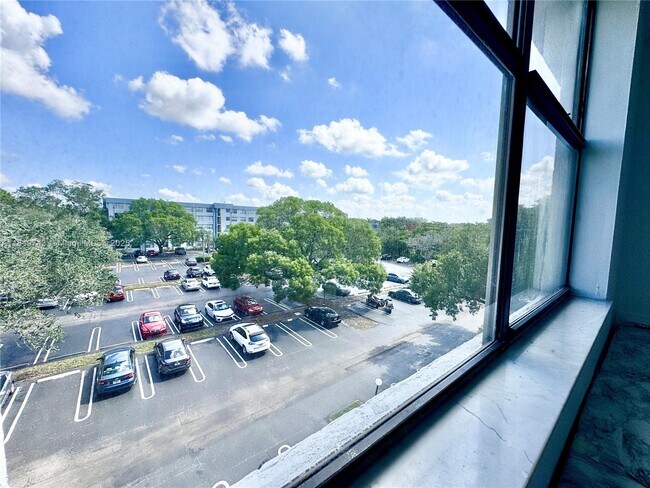Building Photo - 2401 Riverside Dr