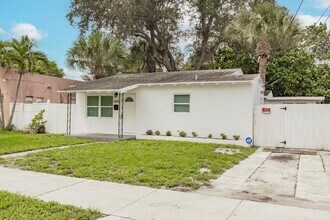 Building Photo - TWO BEDROOM CHARMER IN WEST PALM BEACH