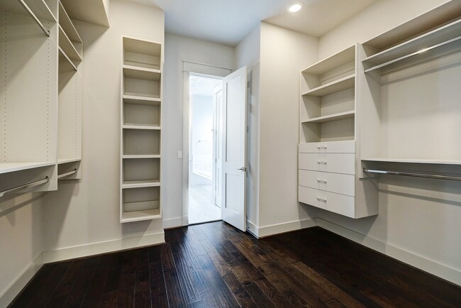 Building Photo - 609 W Pierce St