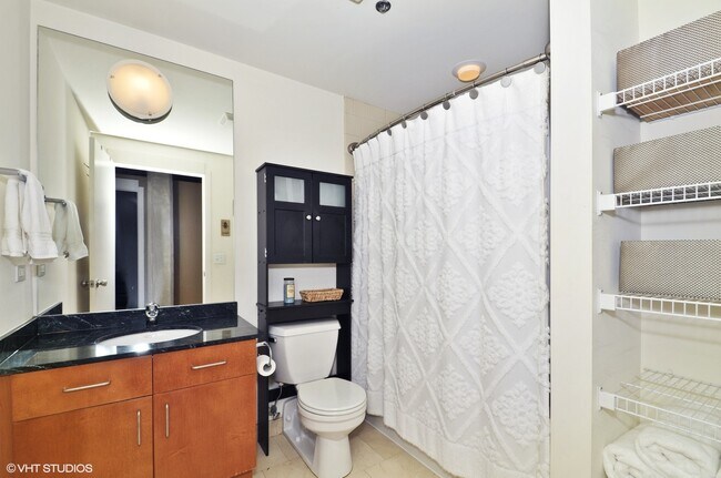 Building Photo - 333 S Desplaines St