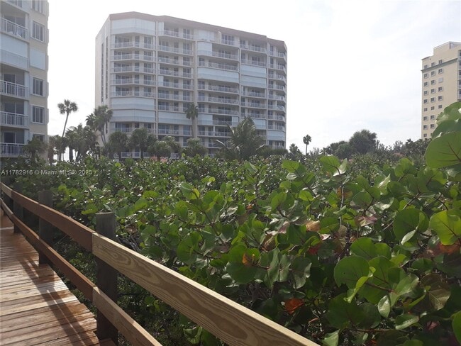 Building Photo - 3880 N Hwy A1A