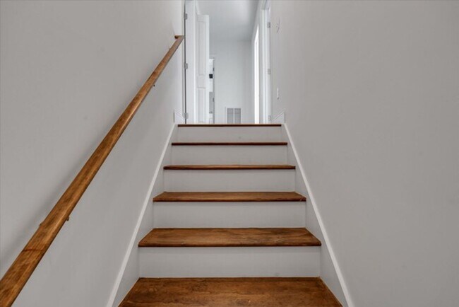 Building Photo - Charming Brand-New Contemporary Home in Black Mountain