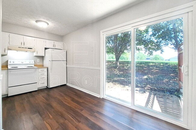 Building Photo - 621 Westport Rd