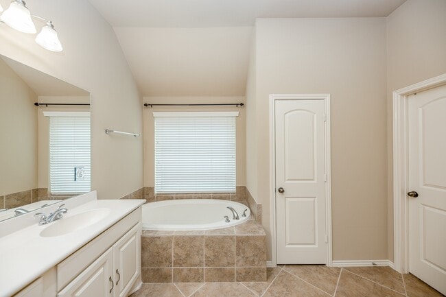 Building Photo - 29011 Davenport Dr