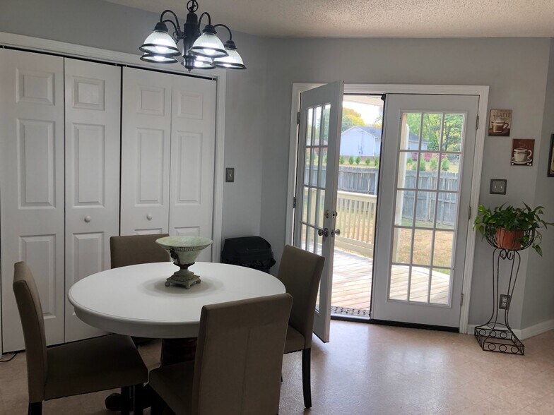 Laundry room behind dining area - 324 Atlantic Ave