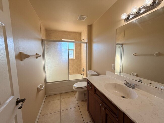 Building Photo - Spacious 4 bedroom, 2.5 bath, 2 car garage home for rent on a corner lot!