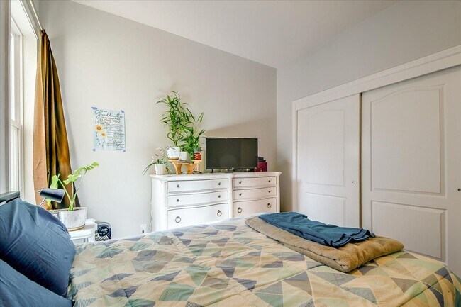 Building Photo - Epic REA - Modern 2 BR/1 BA Condo w/Privat...