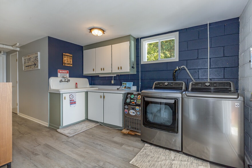 Building Photo - 15305 Silver Beach Dr