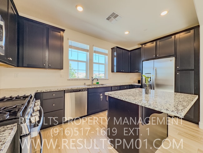 Building Photo - Antelope 3 Bed 2.5  Bath Beauty