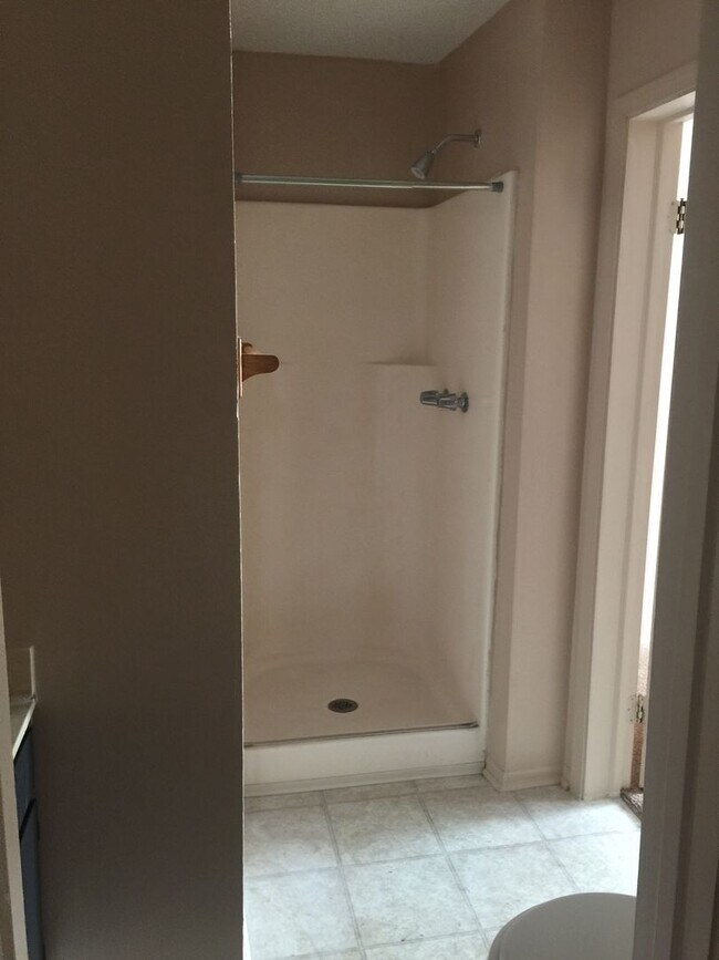 Building Photo - 2 bedroom 2 bath town home in a gated comm...