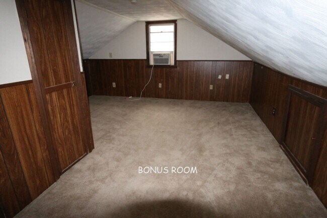 Building Photo - GREAT NEIGHBORHOOD - LOTS OF ROOM