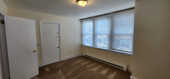 Building Photo - 33 S York Rd