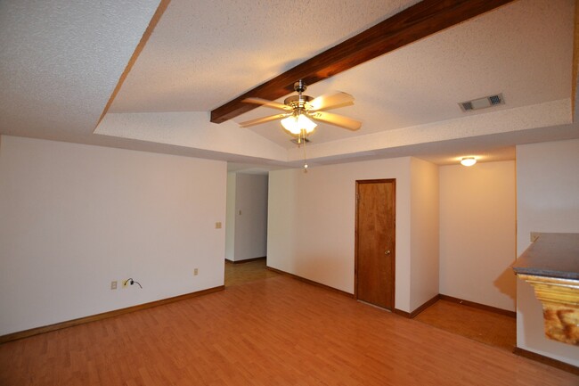 Building Photo - Newly updated 4 bedroom, 2 bath home in Me...