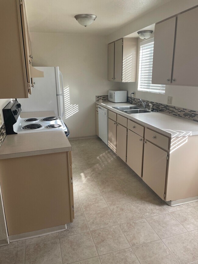 Building Photo - 823 S Cole Rd