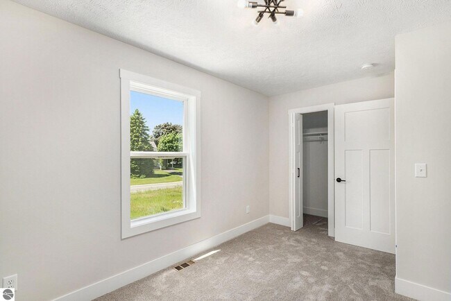 Building Photo - 4 Bedroom Executive Home for Lease