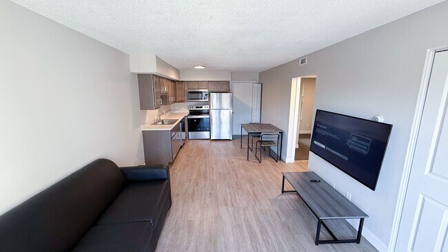 Interior Photo - 813 W Springfield