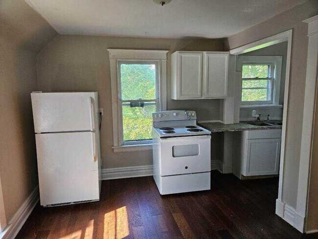 Building Photo - 913 Egleston Avenue
