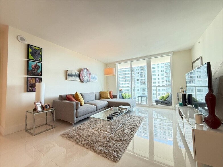 Building Photo - 1155 Brickell Bay Dr