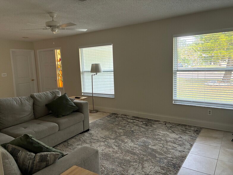 Building Photo - 105 N Bay Hills Blvd