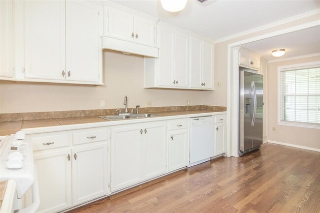 Building Photo - 1607 Libbey Dr