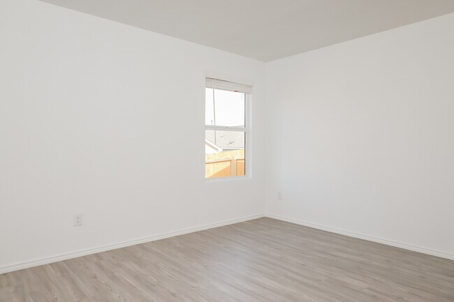 Building Photo - 2811 Millikan Dr