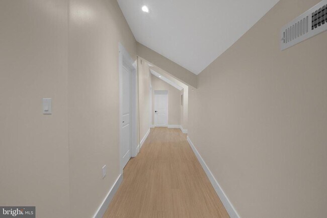 Building Photo - 71 Dreamland Park Dr